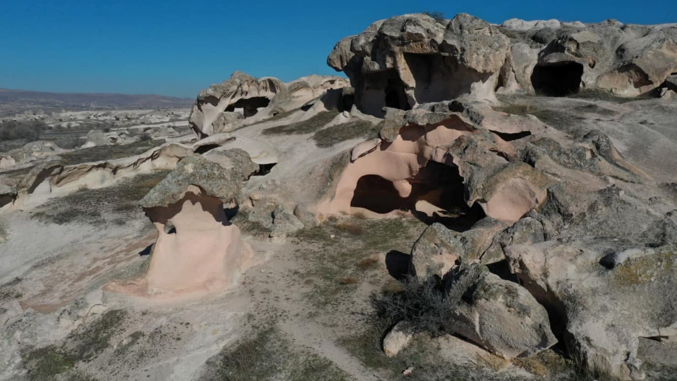 Aziz Jean Kilisesi - İki katlı yapı ve İncil sahneleri