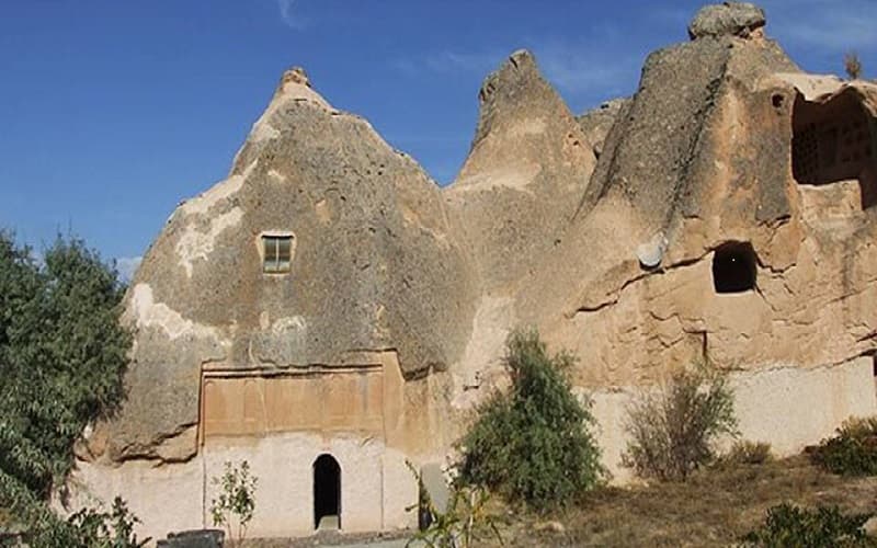 Aziz Jean Kilisesi - İki katlı yapı ve İncil sahneleri